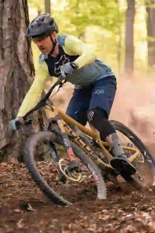 Mountainbike rippin in the woods