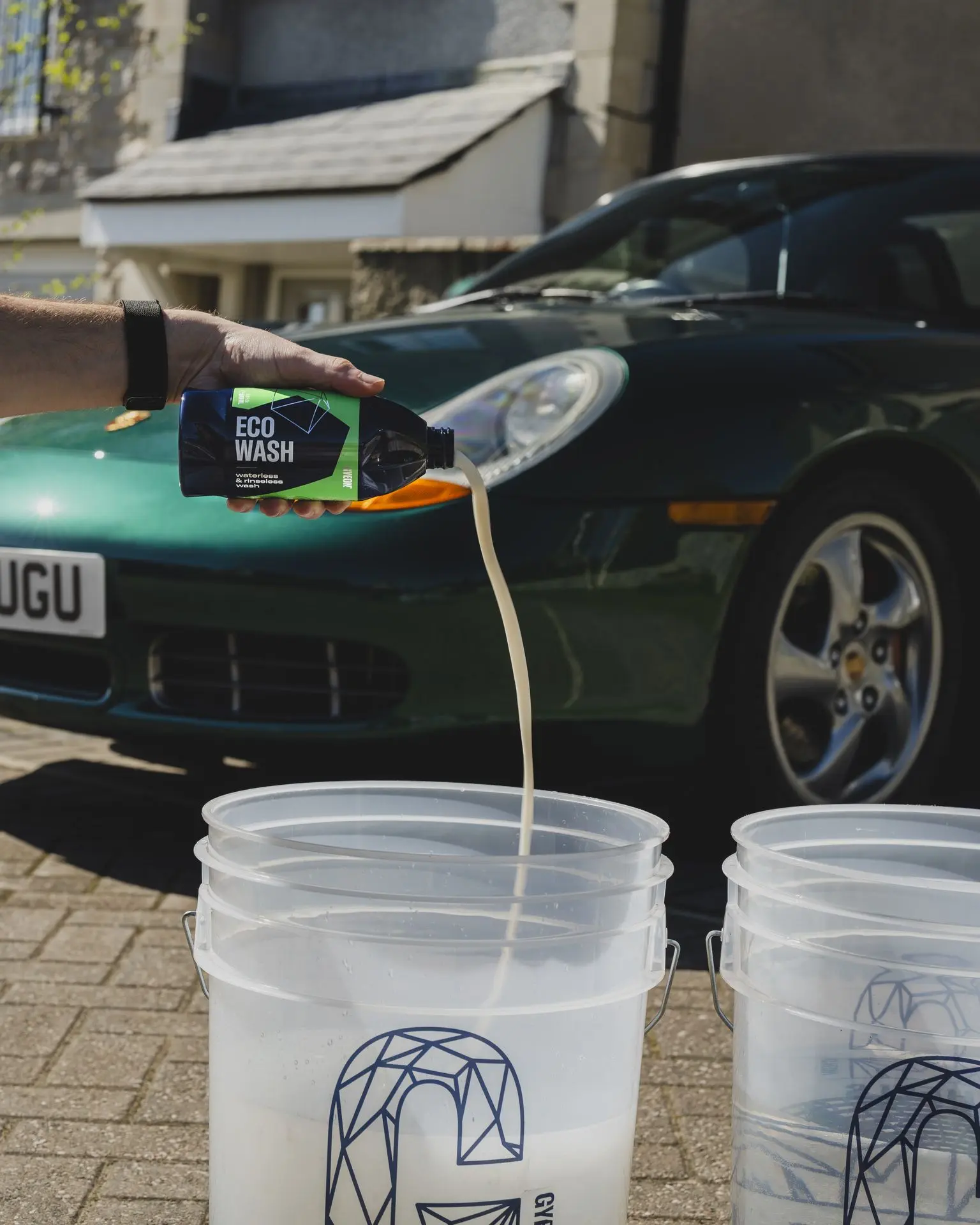 EcoWash inschenken in GYEON emmers voor rinseless wash