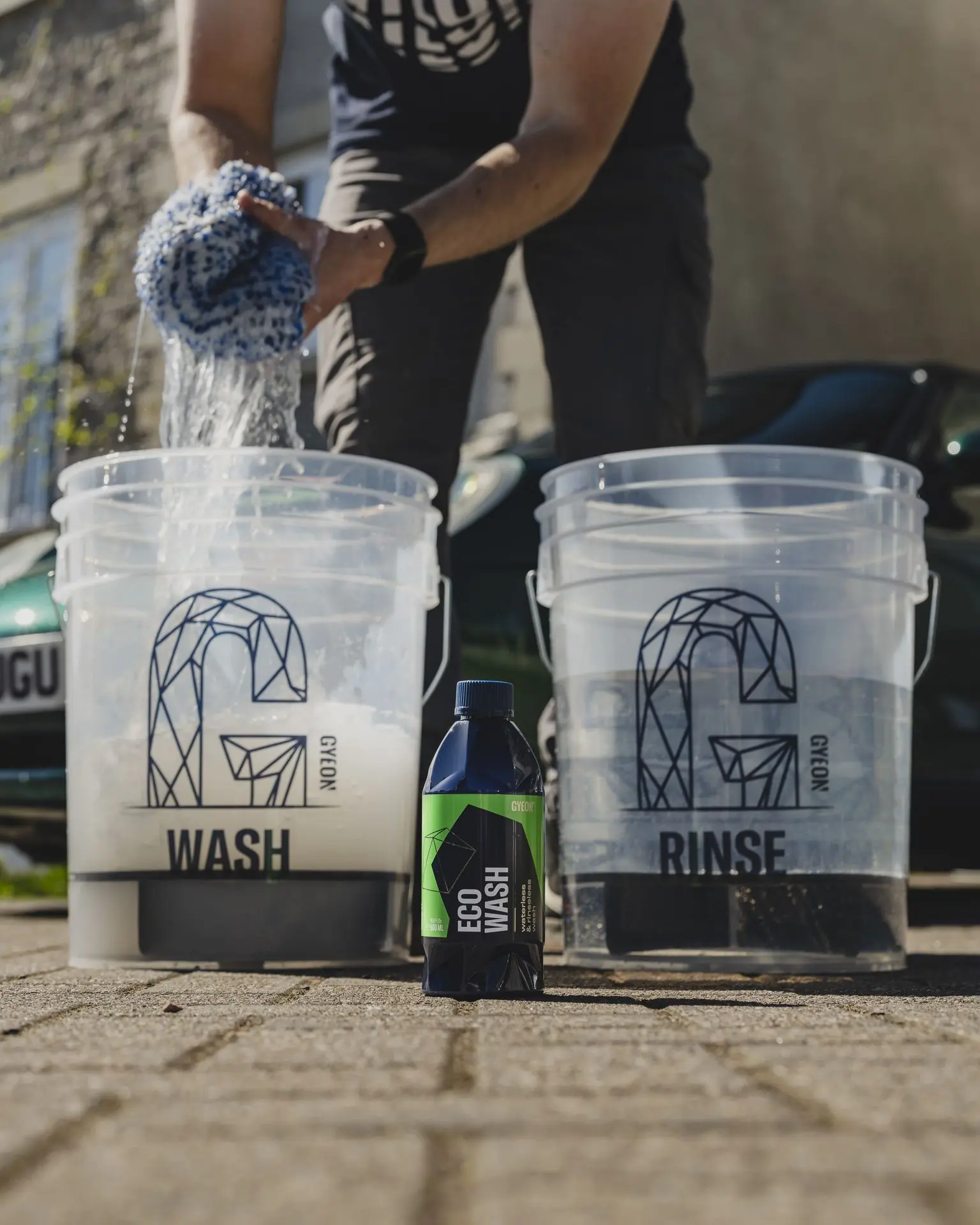 Washandschoen uitknijpen boven rinse-emmer